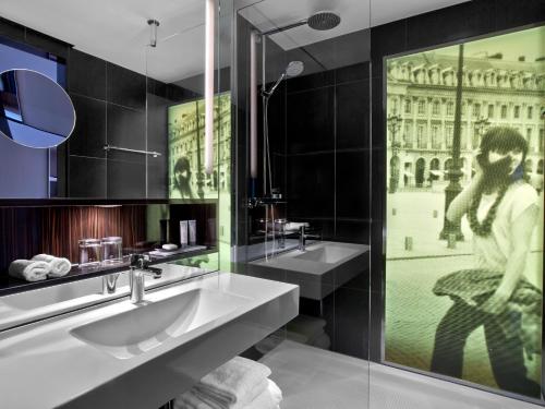 Imagen de la habitación del Hotel Le Méridien Paris Arc De Triomphe. Foto 6