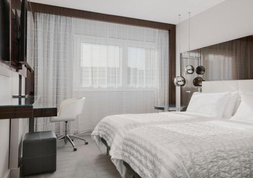 Imagen de la habitación del Hotel Le Méridien Paris Arc De Triomphe. Foto 7