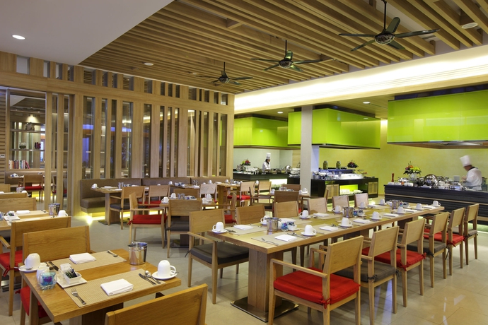 Imagen del bar/restaurante del Hotel Le Méridien Phuket Mai Khao Beach Resort. Foto 2