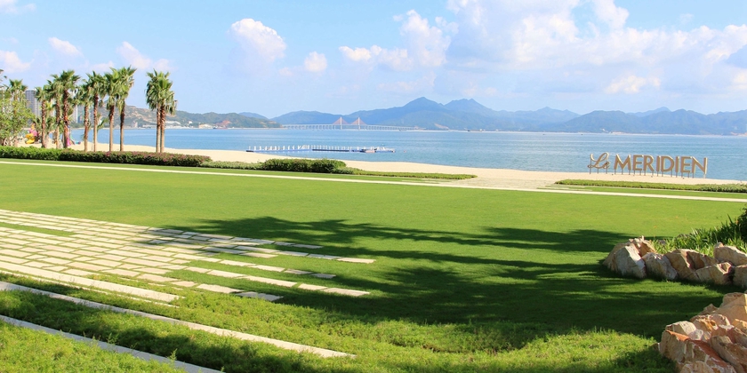 Imagen de los exteriores del Hotel Le M&eacute;ridien Xiaojing Bay. Foto 19