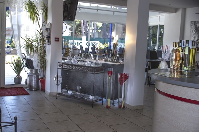 Imagen de los interiores del Hotel Le Mediterran&eacute;e. Foto 18