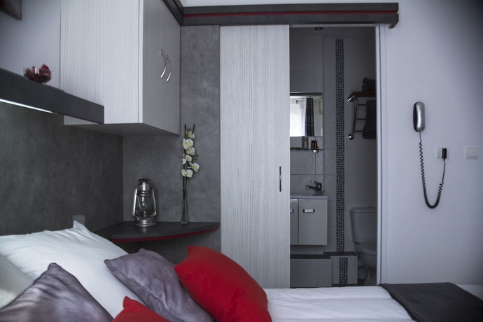 Imagen de la habitación del Hotel Le Mediterran&eacute;e, HYERES. Foto 14