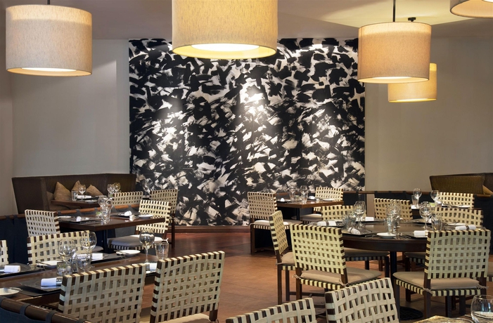 Imagen del bar/restaurante del Hotel Le Meridien Angkor. Foto 8