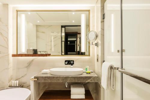 Imagen de la habitación del Hotel Le Meridien Dubai and Conference Centre. Foto 7