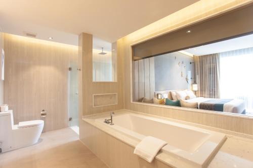 Imagen de la habitación del Hotel Le Meridien Khao Lak Resort and Spa. Foto 9