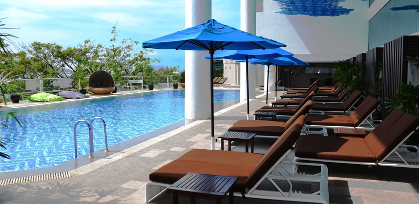 Imagen de la piscina del Hotel Le Meridien Kota Kinabalu. Foto 15