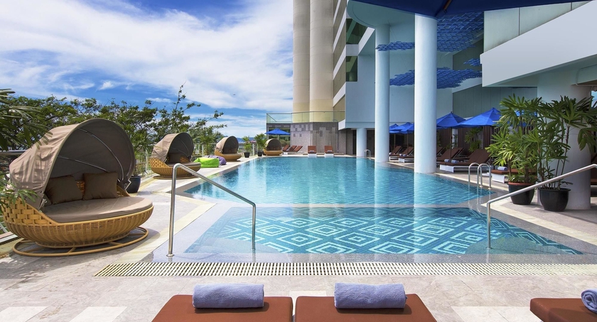Imagen de la piscina del Hotel Le Meridien Kota Kinabalu. Foto 16