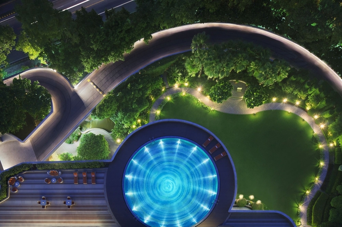 Imagen de la piscina del Hotel Le Meridien New Delhi. Foto 16