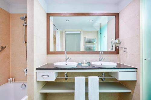 Imagen de la habitación del Hotel Le Meridien Ra Beach & Spa. Foto 18