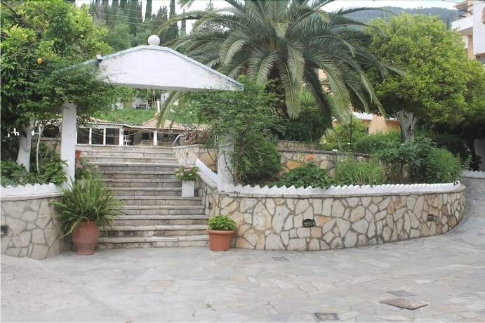 Imagen de los exteriores del Hotel Le Mirage, Benitses. Foto 17
