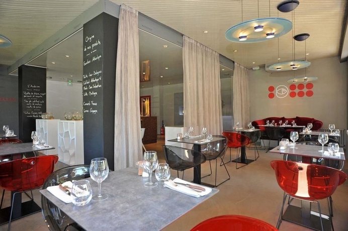 Imagen del bar/restaurante del Hotel Le Miramont Rest. Des Petits Pois Sont Rouge. Foto 3
