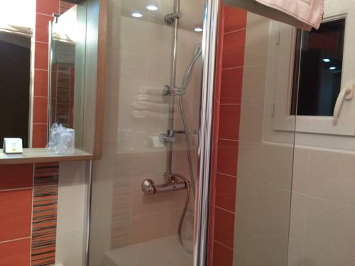 Imagen de la habitación del Hotel Le Mistral, Chateauneuf-du-Rhone. Foto 6