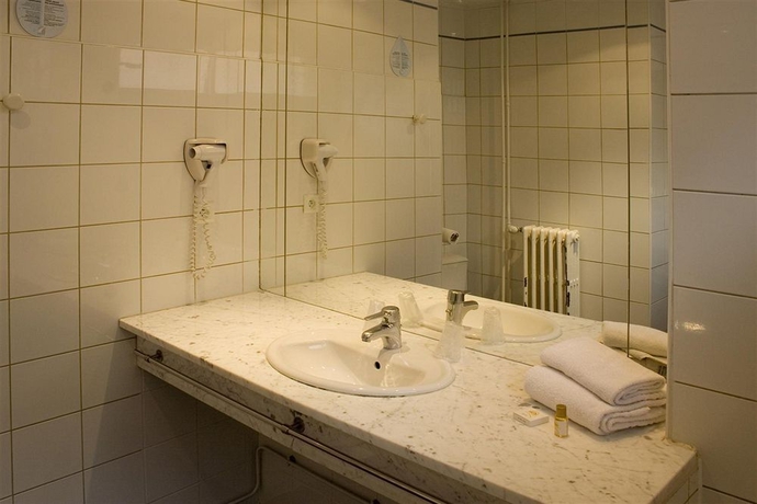 Imagen de la habitación del Hotel Le Moderne. Foto 2