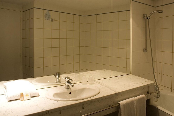 Imagen de la habitación del Hotel Le Moderne. Foto 3