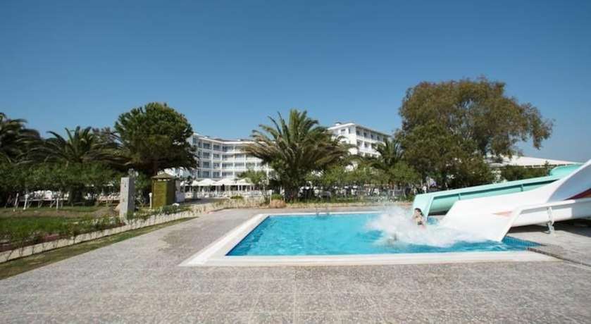 Imagen de la piscina del Hotel Le Monde Beach Resort and Spa. Foto 17