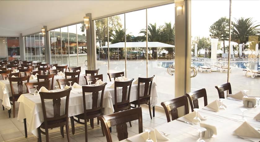 Imagen del bar/restaurante del Hotel Le Monde Beach Resort and Spa. Foto 3