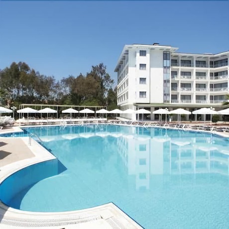 Imagen de la piscina del Hotel Le Monde Beach Resort and Spa. Foto 18