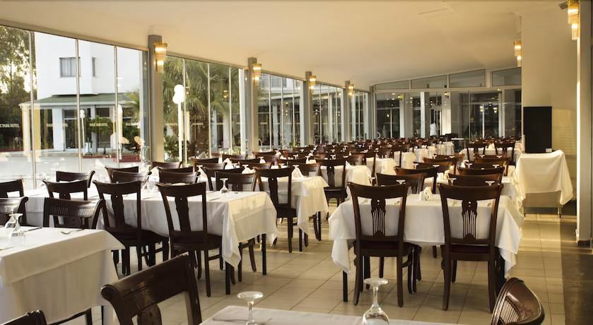 Imagen del bar/restaurante del Hotel Le Monde Beach Resort and Spa. Foto 5