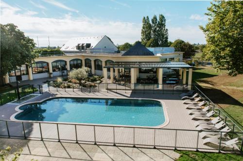Imagen de la piscina del Hotel Le Paddock. Foto 20