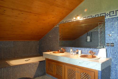 Imagen de la habitación del Hotel Le Palais Des Cerisiers. Foto 8