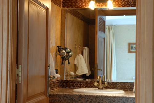 Imagen de la habitación del Hotel Le Palais Des Cerisiers. Foto 12