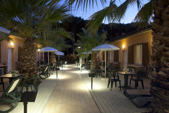 Imagen de los exteriores del Hotel Le Palme, Albinia. Foto 3