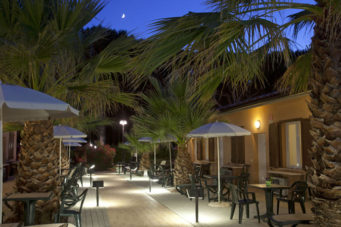 Imagen de los exteriores del Hotel Le Palme, Albinia. Foto 16