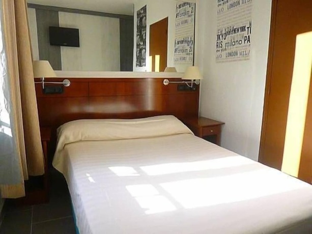 Imagen de la habitación del Hotel Le Paname Clichy. Foto 13