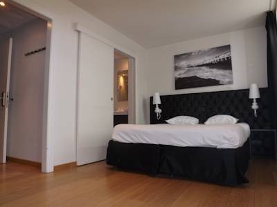 Imagen de la habitación del Hotel Le Parisien, Ostende. Foto 10