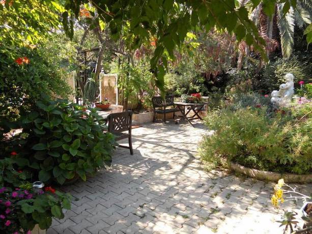 Imagen de los exteriores del Hotel Le Patio, TH&Eacute;OULE-SUR-MER. Foto 18