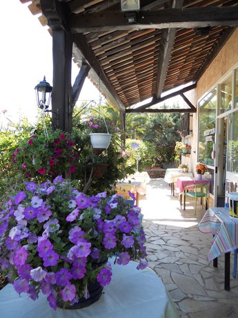 Imagen de los exteriores del Hotel Le Patio, TH&Eacute;OULE-SUR-MER. Foto 19