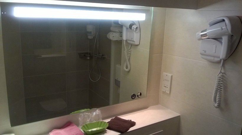 Imagen de la habitación del Hotel Le Pavillon De Rouen. Foto 10