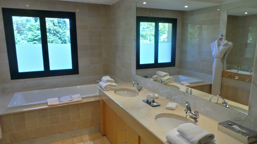 Imagen de la habitación del Hotel Le Pavillon, LA TOUR DE SALVAGNY. Foto 10