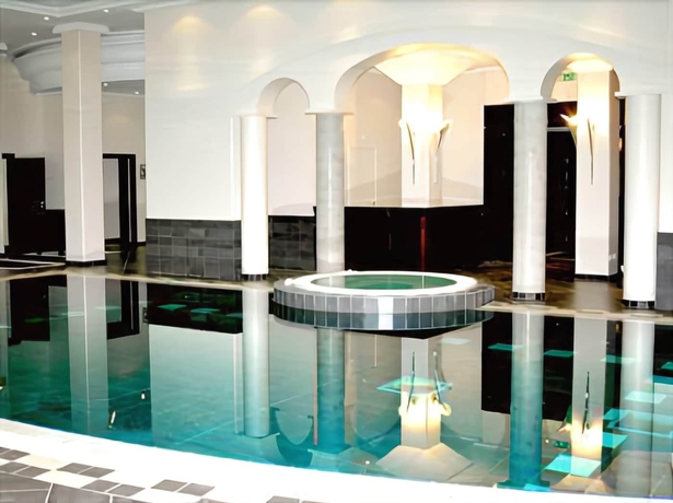 Imagen de la piscina del Hotel Le Pavillon, LA TOUR DE SALVAGNY. Foto 14