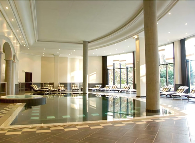 Imagen de la piscina del Hotel Le Pavillon, LA TOUR DE SALVAGNY. Foto 16