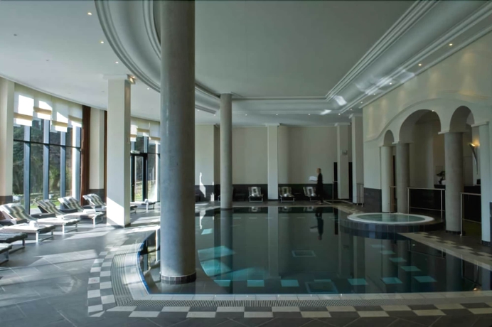Imagen de la piscina del Hotel Le Pavillon, LA TOUR DE SALVAGNY. Foto 17