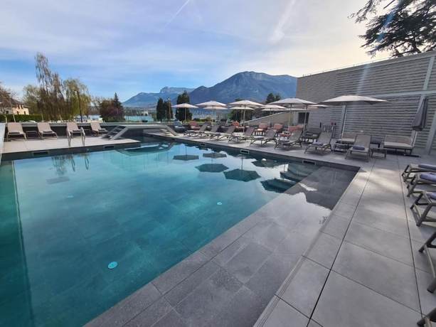 Imagen de la piscina del Hotel Le P&eacute;lican, Annecy. Foto 19