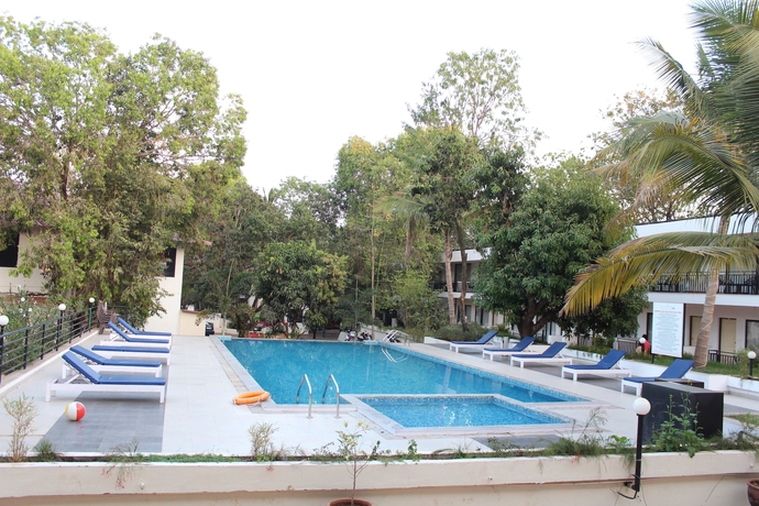 Imagen de la piscina del Hotel Le Pearl Goa Resort and Spa. Foto 18