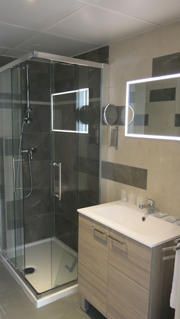 Imagen de la habitación del Hotel Le Pelerin. Foto 16