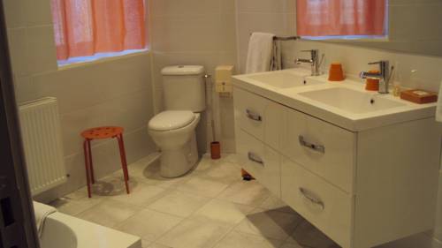 Imagen de la habitación del Hotel Le Pelican, Charleville Mezieres. Foto 4