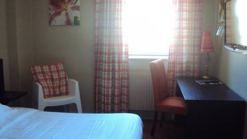 Imagen de la habitación del Hotel Le Pelican, Charleville Mezieres. Foto 8