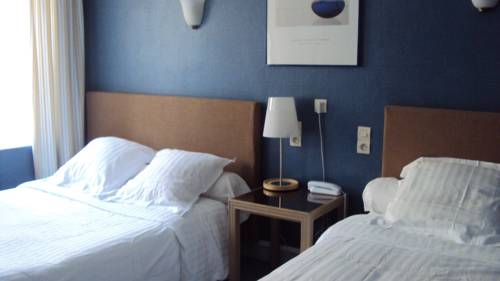 Imagen de la habitación del Hotel Le Pelican, Charleville Mezieres. Foto 10