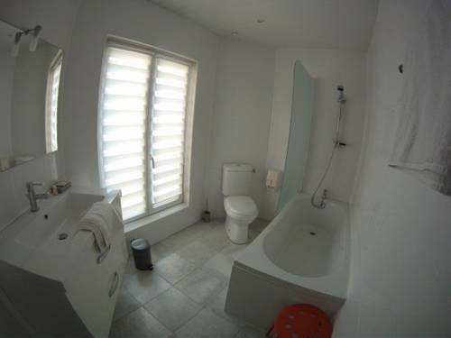 Imagen de la habitación del Hotel Le Pelican, Charleville Mezieres. Foto 12