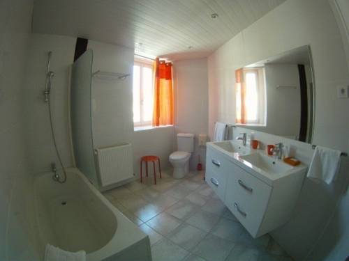 Imagen de la habitación del Hotel Le Pelican, Charleville Mezieres. Foto 13
