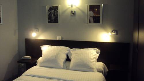Imagen de la habitación del Hotel Le Pelican, Charleville Mezieres. Foto 14