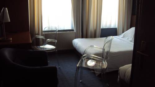 Imagen de la habitación del Hotel Le Pelican, Charleville Mezieres. Foto 15