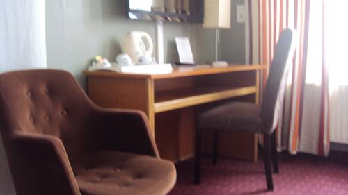 Imagen de la habitación del Hotel Le Pelican, Charleville Mezieres. Foto 16