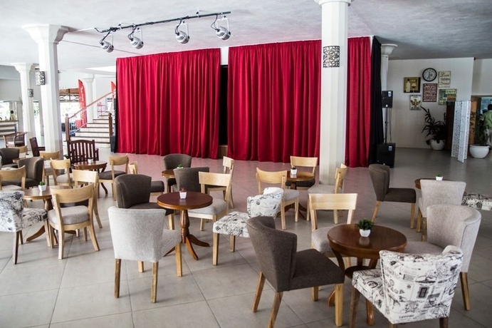 Imagen de los interiores del Hotel Le Peninsula Bay Beach Resort. Foto 12