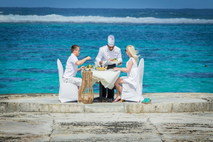 Imagen de los exteriores del Hotel Le Peninsula Bay Beach Resort. Foto 11