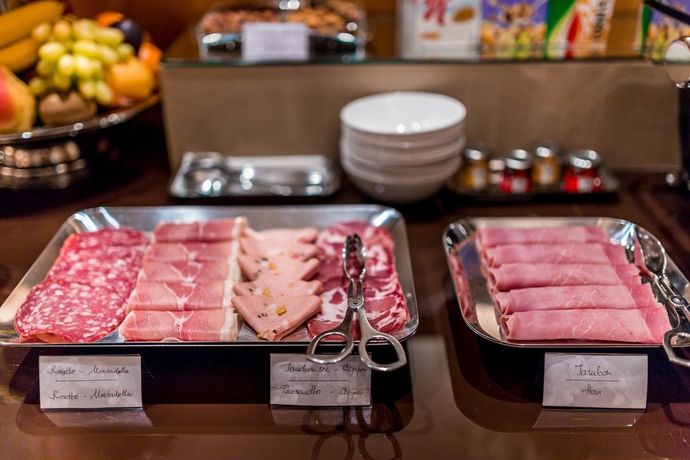 Imagen del bar/restaurante del Hotel Le Pergolese Paris Champs Elysées. Foto 6